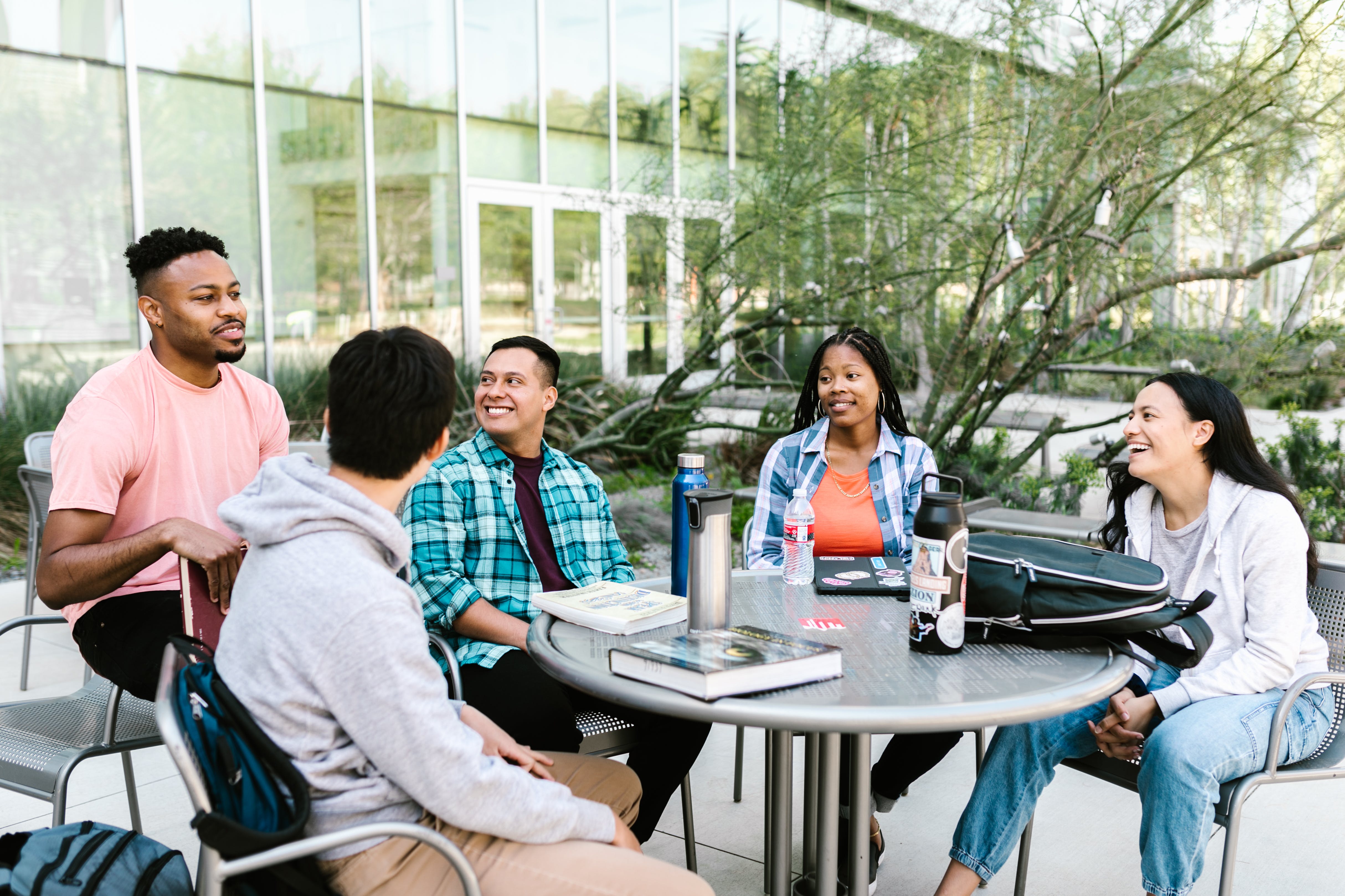 Estudantes Internacionais no Canadá: Explorando o Aumento de Residentes Permanentes até 2023