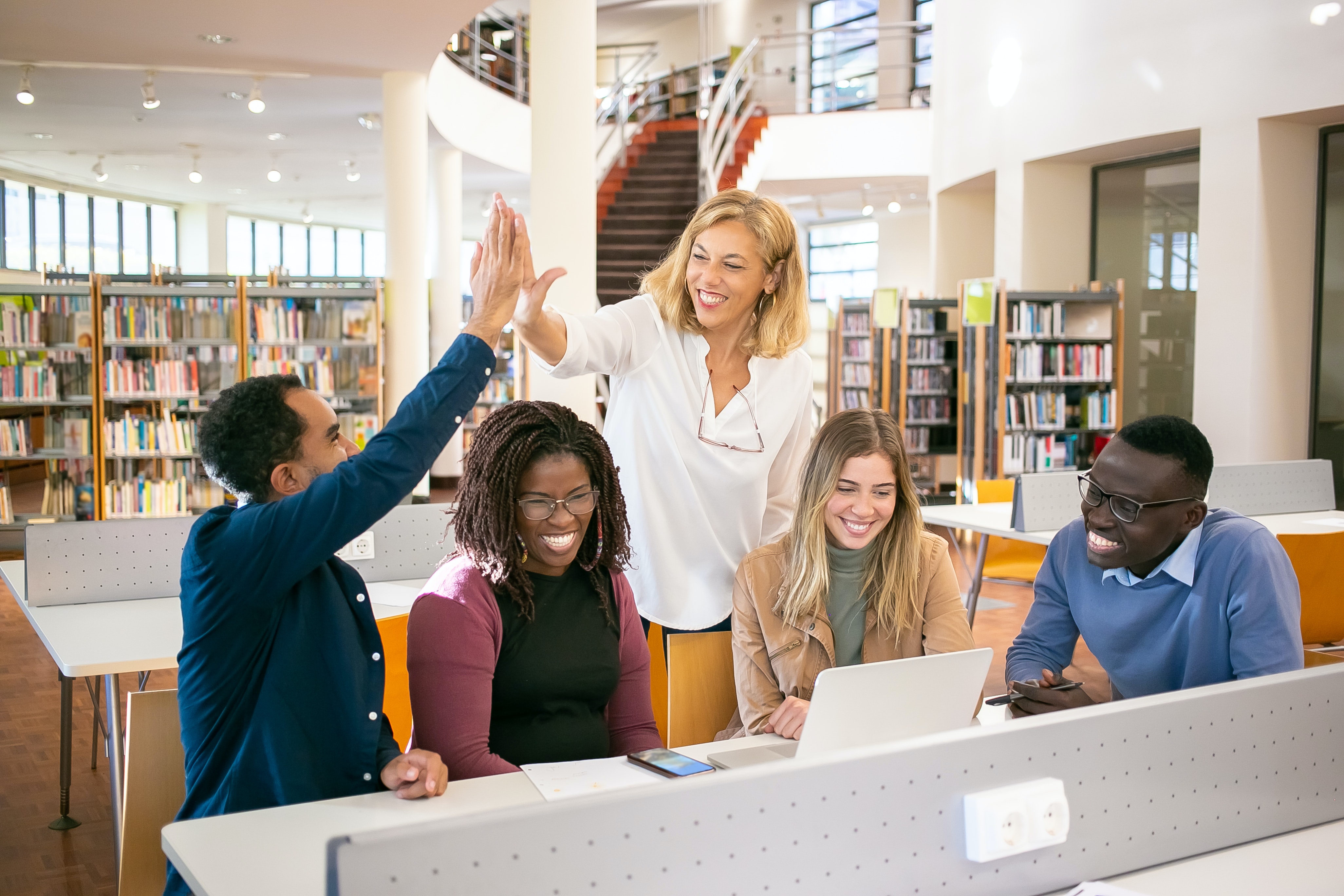 Como encontrar bolsas de estudo para estudantes internacionais no Canadá